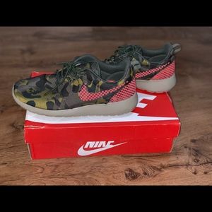 Women’s Nike Roshe One Premium Plus